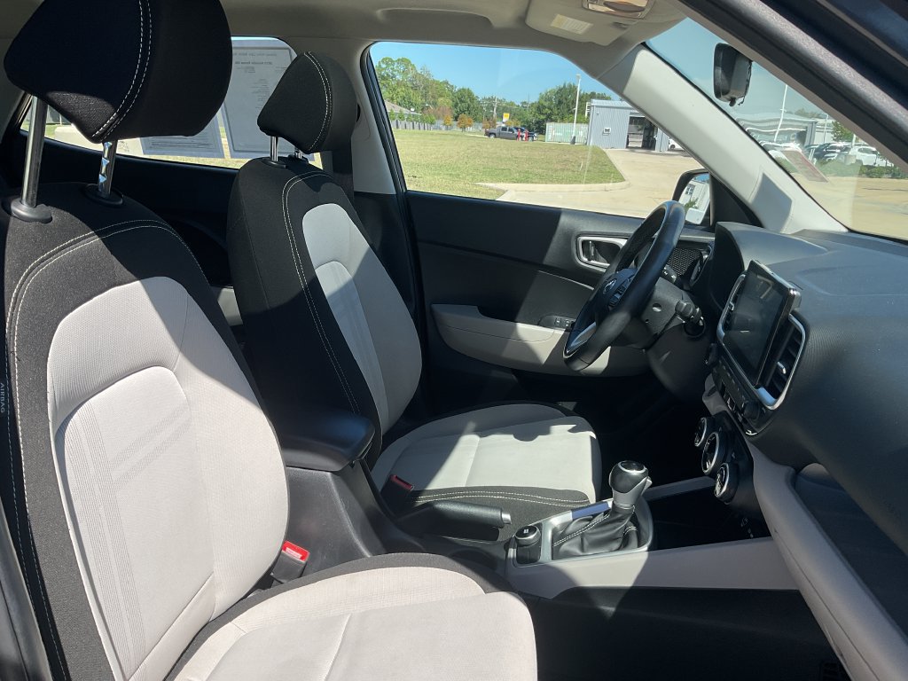 Used 2025 Hyundai Venue SEL FWD image 17