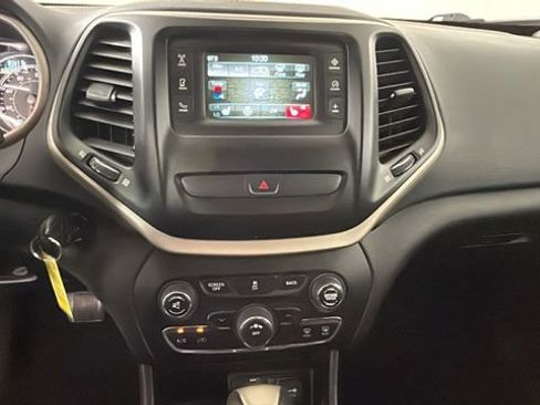 Used 2016 Jeep Cherokee Latitude w/ Cold Weather Group AWD/4WD image 23