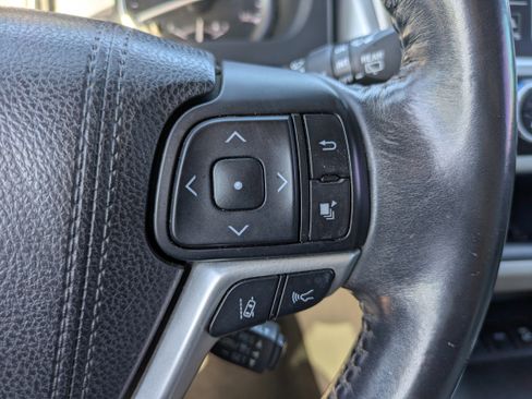 Used 2017 Toyota Highlander Limited image 32