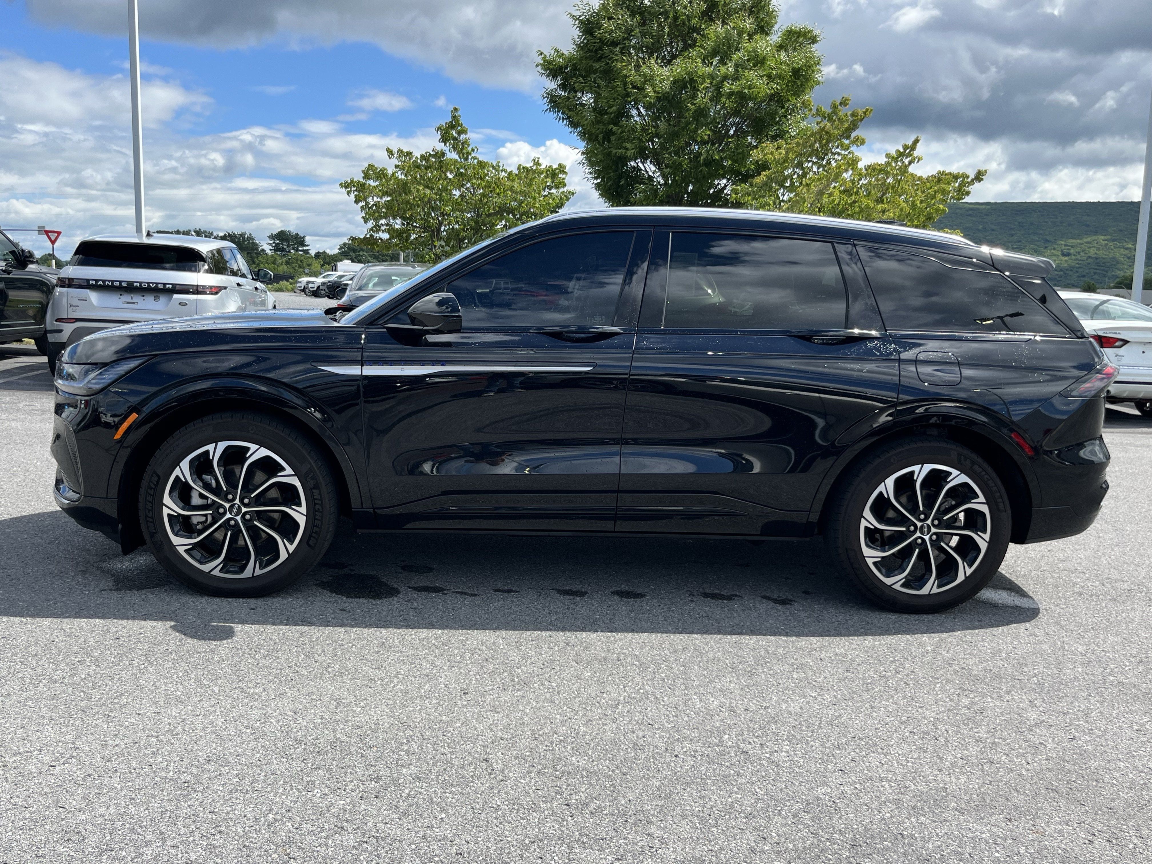 Used 2025 Lincoln Nautilus Reserve AWD/4WD image 10