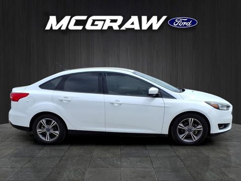 Used 2018 Ford Focus SE w/ SE Appearance Package FWD image 6