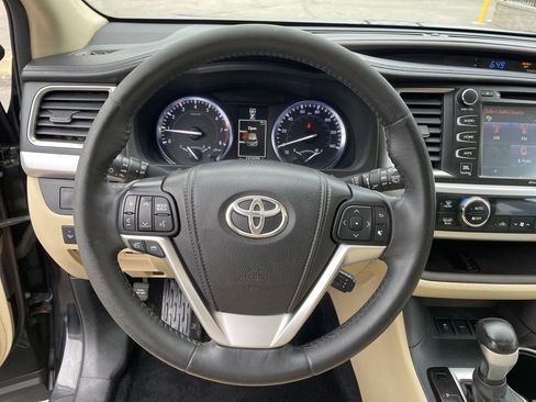 Used 2014 Toyota Highlander Limited image 15