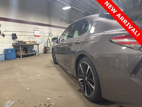 Used 2018 Toyota Camry XSE image 7