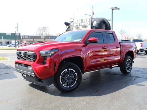 Used 2024 Toyota Tacoma TRD Sport image 2