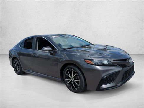 Used 2023 Toyota Camry SE FWD image 3