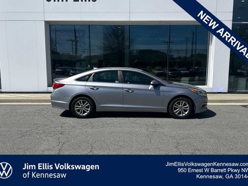 Used 2015 Hyundai Sonata SE image 1