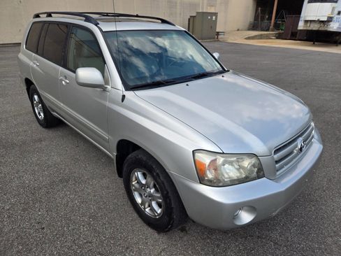 Used 2005 Toyota Highlander 2WD V6 w/ 3rd Row image 14