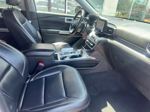 Used 2021 Ford Explorer XLT w/ Equipment Group 202A AWD/4WD image 10
