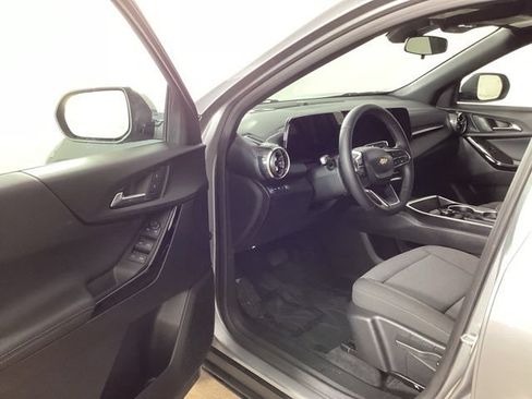Used 2026 Chevrolet Equinox LT AWD/4WD image 9