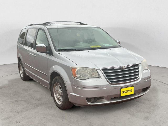 Used 2010 Chrysler Town & Country Touring w/ Entertainment Group #2 FWD image 3