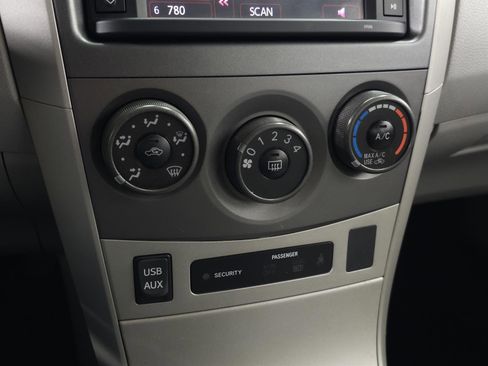 Used 2013 Toyota Corolla LE FWD image 19