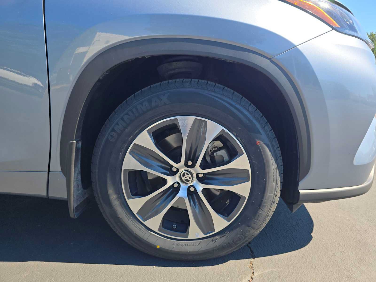 Used 2024 Toyota Highlander XLE FWD image 9