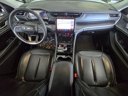 Certified 2023 Jeep Grand Cherokee Limited w/ Black Appearance Package AWD/4WD image 9