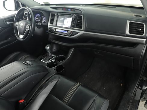 Used 2017 Toyota Highlander SE image 16