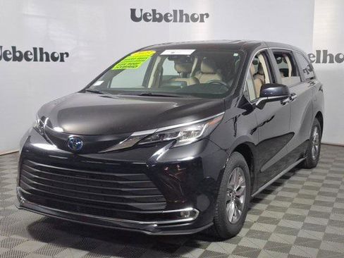 Certified 2023 Toyota Sienna XLE image 3