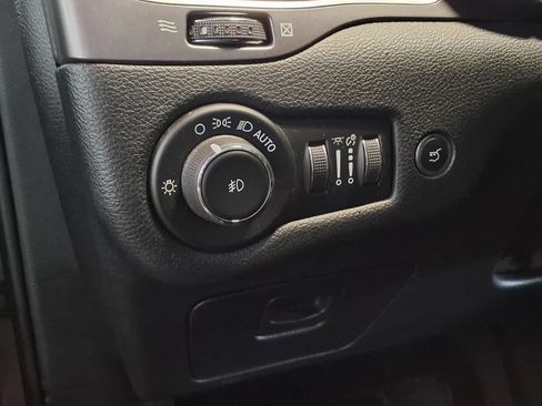 Used 2019 Jeep Cherokee Limited AWD/4WD image 19