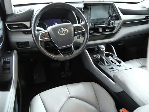 Used 2020 Toyota Highlander XLE image 4