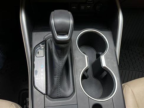 Used 2020 Toyota Highlander XLE AWD/4WD image 32