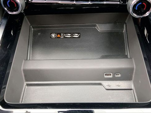 Used 2025 Chevrolet Suburban Z71 image 35