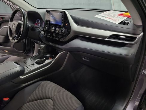 Used 2021 Toyota Highlander LE FWD image 24
