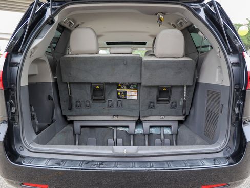 Used 2019 Toyota Sienna XLE FWD image 58