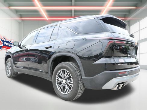 Used 2025 Chevrolet Traverse LT FWD image 2