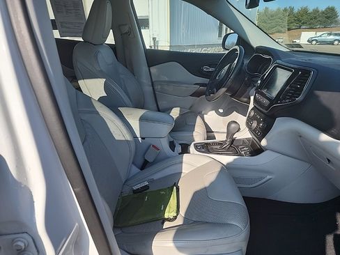 Used 2019 Jeep Cherokee Limited w/ Luxury Group image 3