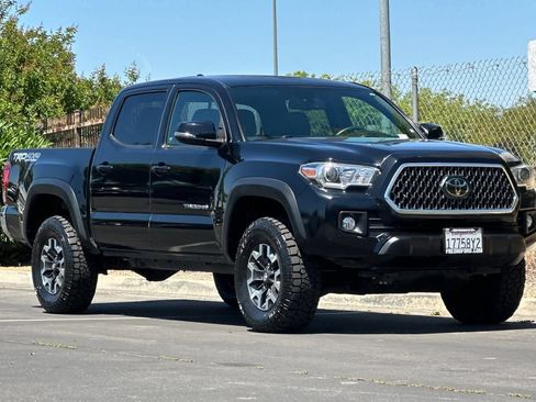 Used 2018 Toyota Tacoma TRD Off-Road AWD/4WD image 10