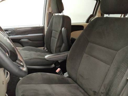 Used 2019 Dodge Grand Caravan SE w/ UConnect Hands-Free Group FWD image 17