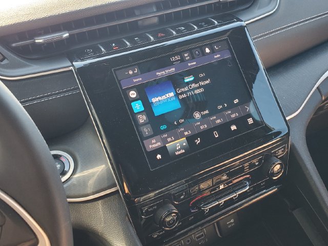 Used 2023 Jeep Grand Cherokee Altitude AWD/4WD image 11