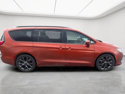 Used 2018 Chrysler Pacifica Touring-L Plus FWD image 2
