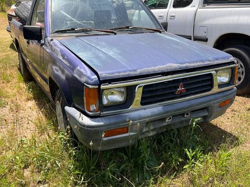 Used 1996 Mitsubishi Mighty Max 2WD Regular Cab image 4