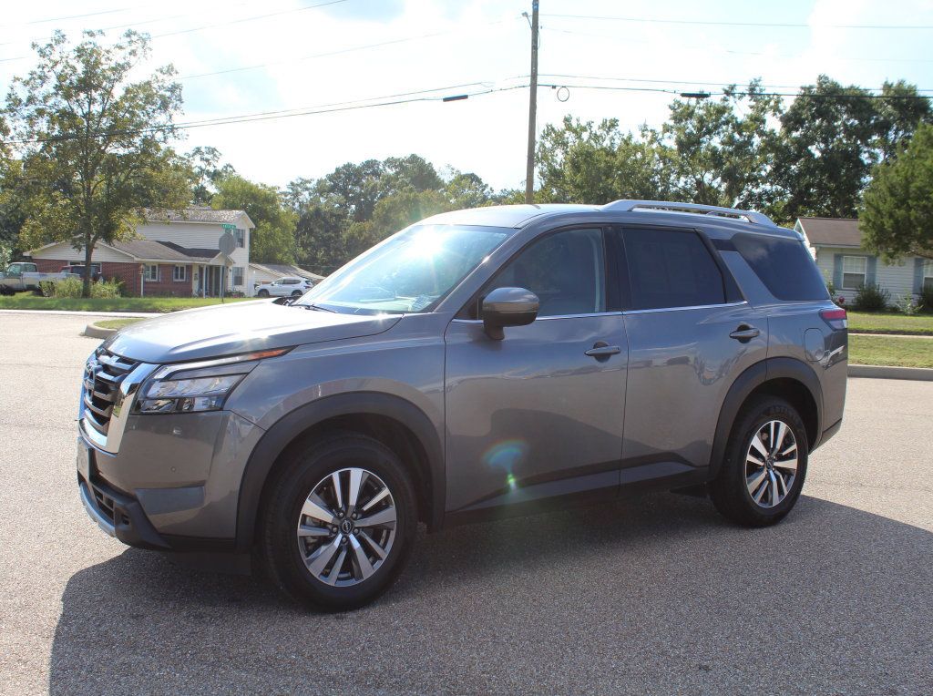 Used 2025 Nissan Pathfinder SL AWD/4WD image 7
