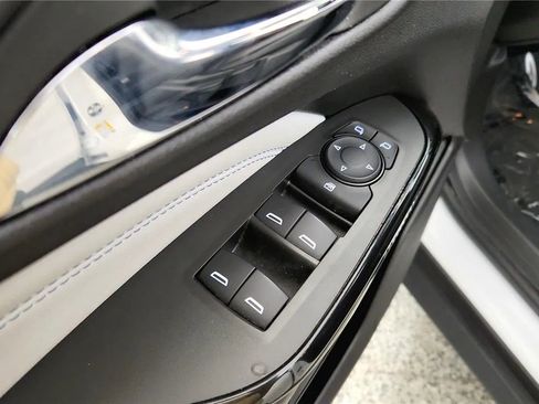 Used 2025 Chevrolet Trax LT w/ LT Convenience Package image 29