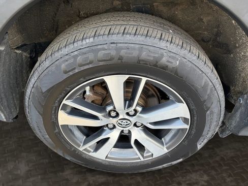 Used 2017 Toyota RAV4 XLE AWD/4WD image 34