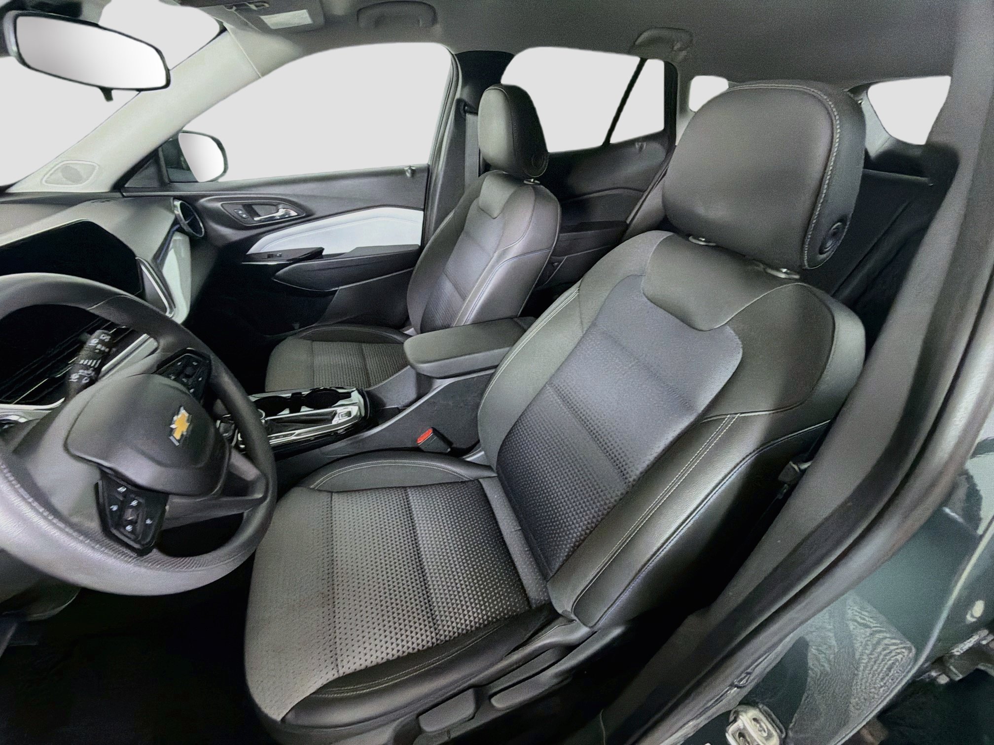 Used 2025 Chevrolet Trax LT FWD image 13