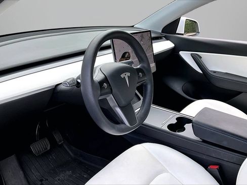Used 2021 Tesla Model Y Long Range AWD/4WD image 19
