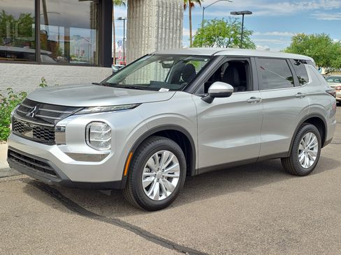 New 2026 Mitsubishi Outlander ES FWD image 3