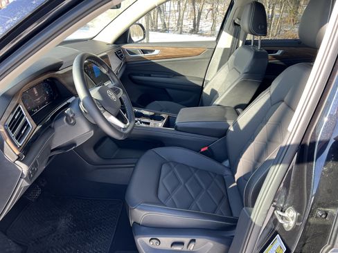 Used 2025 Volkswagen Atlas SE w/ Black Wheel Package image 16