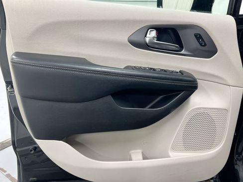 Used 2022 Chrysler Pacifica Touring-L FWD image 20
