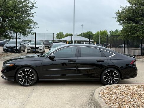 Used 2023 Honda Accord Touring image 2