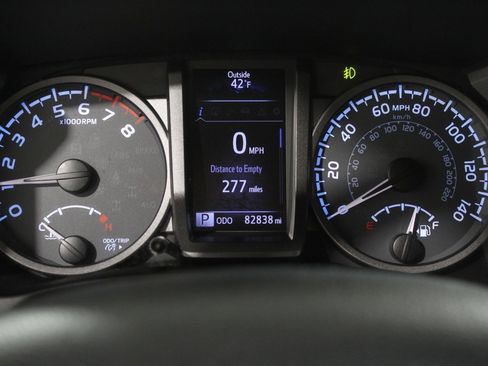 Used 2016 Toyota Tacoma TRD Sport image 8