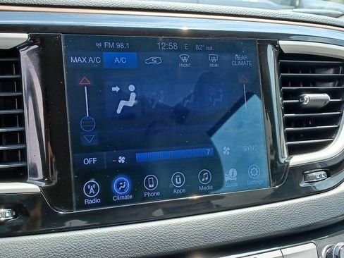 Used 2017 Chrysler Pacifica Touring FWD image 18