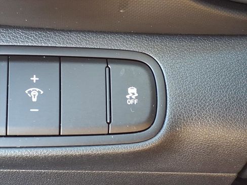 Used 2025 Hyundai Venue Limited image 21