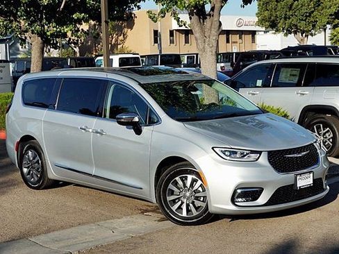 New 2023 Chrysler Pacifica Limited image 3