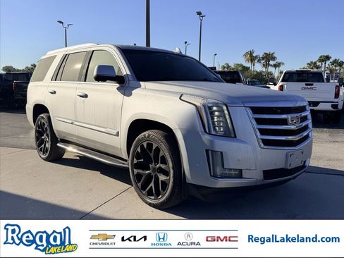 Used 2020 Cadillac Escalade Luxury image 1