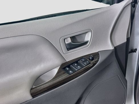Used 2019 Toyota Sienna XLE FWD image 15