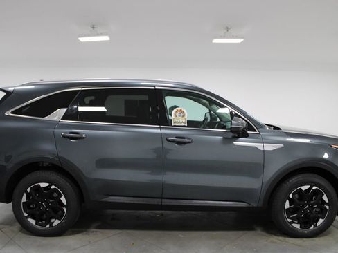Used 2024 Kia Sorento S image 10