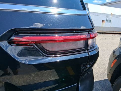 Certified 2023 Jeep Grand Cherokee L Limited AWD/4WD image 13