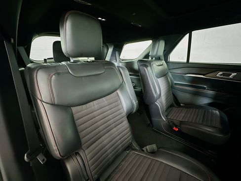 Used 2025 Ford Explorer ST-Line w/ Premium Package image 28